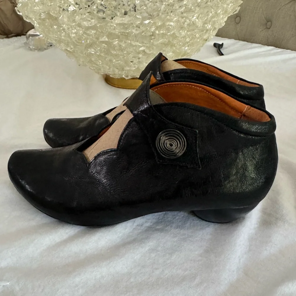 Think! Black Leather Women's Shoes Size 40/9